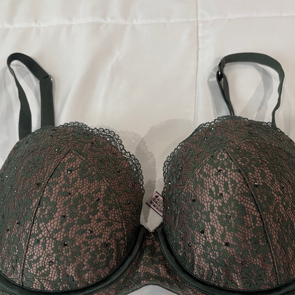 Victoria's Secret Black Lace Bra with Taupe Underlay - Picture 2 of 6